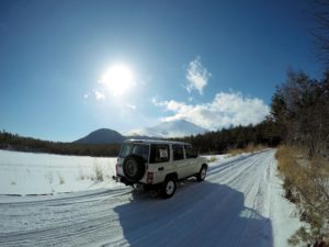 浅間山と雪とランクル70バン