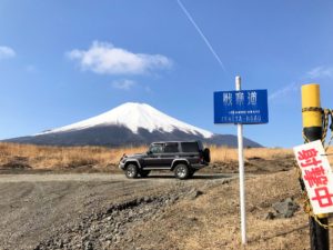 北富士演習場デランクル70と富士山