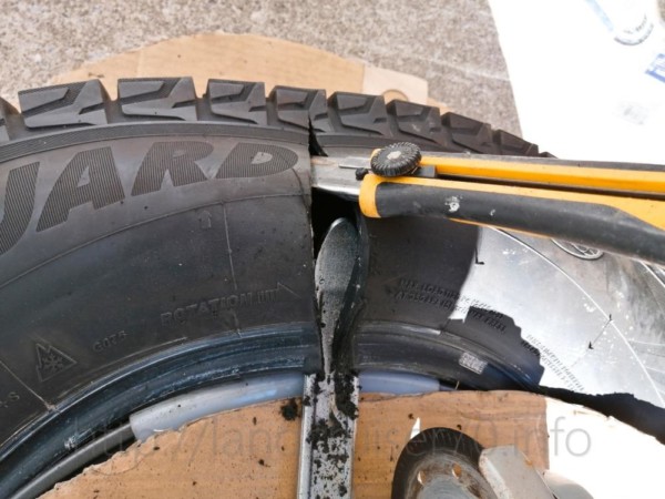 ホイールからタイヤをdiyで外した方法 タイヤは廃棄前提 16インチ 265 70r16 ランクル70研究所 Lc70 Labo