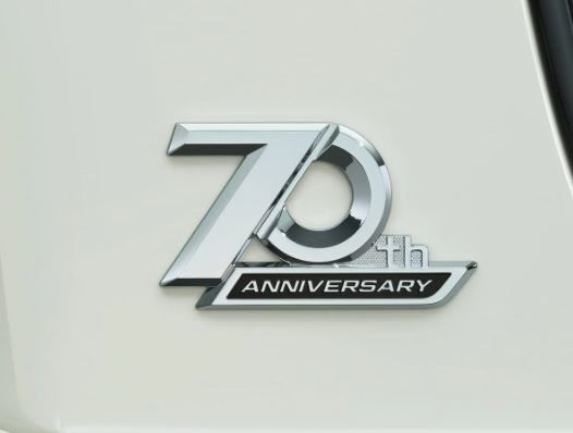 トヨタ純正パーツ　70周年記年限定エンブレム　アニバーサリー300ランクル